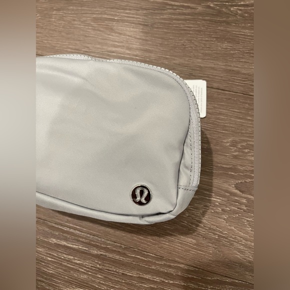 Lululemon Everywhere Belt Bag 1L- Silver Drop - Picture 13 of 15